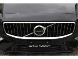 フロントグリルとフロントガラス中央にあるミリ波レーダーカメラで車両、人を検知する機能も搭載されています。