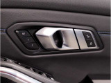 BMWはドアが分厚いです。衝突によりドアがつぶれてしまった場合にも外からいち早くドアを開けれるよう考えられています。数十秒の救出の遅れが命につながりかねない場合、こういった配慮が重要なポイントです。