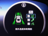 路外逸脱抑制機能・車両が車線を外れそうな場合に、ステアリング振動と表示で警告し、車線内へ戻すようにステアリングを制御します。