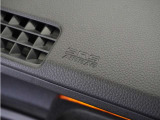 ◆助手席エアバッグ◆SRSエアバッグは、シートベルトだけでは防ぎきれない衝突時の衝撃から乗員を守るための安全装置。衝突時に瞬時に膨らみ、頭部や胸部がダッシュボードに直接衝突するのを防ぎます。
