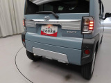 後退時に車両の後ろ側をモニター画面に表示します。車庫入れなどでバックする際に後方確認ができて便利です。車庫入れが苦手な人もこれで安心。
