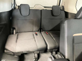 【3列目シート】広い足元のほか、厚みのあるクッションとゆとりの座面幅で、たいせつな家族や友人を招待したくなる快適な座り心地です♪