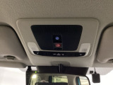 【SOSボタン】体調が悪くなったときや、事故に遭遇したとき、あおり運転にあっている時など、緊急時にボタンを押すと緊急サポートセンターにつながり、オペレーターが警察・救急への取次ぎを行います。