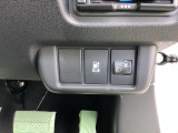 急速充電時は、車内の専用スイッチを操作することで充電口の蓋が開く仕組みです。車内からの操作に限定することで、誤接続や差し間違いを防ぐ安全性の高い設計となっています。