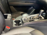 運転中に手を伸ばしやすい位置に配置されたドリンクホルダー。視線を大きく外さずに飲み物の出し入れが行えます。走行中も安定して容器を保持できるため、車内での過ごしやすさを支える実用的な仕様です。