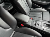 当社の納車前点検・サービスの内容は、車検点検・法定12ヶ月定期点検・油脂類の点検及び交換・バッテリーの点検及び交換等を行い、良好な状態にてご納車させていただきます。