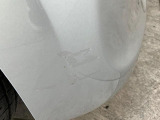☆アウトレット車☆こちらの車はフロントバンパー右側に傷がございます。お買い求めやすい価格で展示する為に一部の傷等は現状です。必要に応じて修理・交換のご希望がございましたら申し受けいたします。