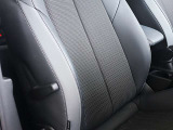 ●スポーツシートのホールド感があり、体の大きなドイツ人が座っても丈夫で耐久性の高い素材で設計製造されていますので街乗り・高速走行・長距離などでも疲れにくいシートです。