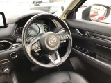 ドライバーが心に余裕をもって運転に集中できること、助手席や後席からもすっきりと前を見通せる空間の起点となり、全員が安心してドライブを楽しめることをモットーにシンプルなレイアウトとなっています。
