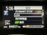 レーンディパーチャーアラートとは車線または走路からの逸脱の可能性を警告すると共に、車線または走路からの逸脱を避けるためのハンドル操作の一部を支援する機能です。詳細は販売店スタッフまでおたずねください。