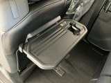 【格納式シートバックテーブル】車内でのお食事などで活躍♪カップホルダーも備えています。