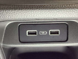 その下には充電可能なUSB端子が2個ついています。移動中に充電もできるので便利です。