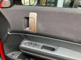 運転席ドアトリムにはパワーウィンドウと、ドアミラーの「格納」「調整」スイッチがあります
