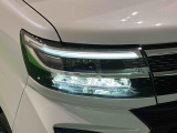 対象物が見やすく白く明るい光で夜間走行をサポートするフルLEDヘッドランプ(サイドビューランプ、クリアランスランプ、オートレベリング機能付き)を装備