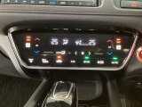 【左右独立オートエアコン】左右席で独立温度コントロールが可能です。運転席はキンキンに冷やして助手席はマイルドにと言った設定が可能です☆暑さ寒さでケンカすることもなくなりますね♪