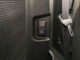 【後席側USB電源ソケット】スマートフォンの充電などに便利な2種類のUSB電源ソケットを装備。汎用性の高いType-Aと充電性能に優れたType-C