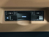 高速道路で便利な【ETC2.0】を装備しています。光ビーコン搭載で渋滞情報などナビゲーションと連動することで機能も充実いたします。他、観光施設に立ち寄るための高速料金割引サービス等もございます。