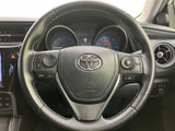 操作しやすい設計で、安全運転をサポートします。スイッチ類も手の届く範囲に配置され、快適なドライビングポジションを実現。