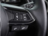 【マツダ・レーダー・クルーズ・コントロール】高速道路での長距離走行が楽に。自動で速度を保つクルーズコントロールが、衝突軽減システムと連携し、前方の車両を感知して車間を保つように速度調節してくれます。