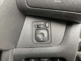 電動格納式ドアミラーです。自動格納機能付きで、ドアロックすると閉じてエンジンがかかると開きます。ドアロックの状態もひと目でわかるスグレモノです。