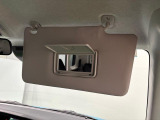 ちょっとした身だしなみチェックができるバニティミラー付きサンバイザー(運転席・助手席)が付いてます。運転席側にはチケットフォルダー付き。