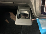 運転席からも助手席からも自由に使えるドリンクホルダーもついております。足元部分にはちょっとした小物を入れるのに便利な収納BOXもあります。