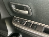 運転席のスイッチで全てのウィンドウの開閉操作を行うことができます。ロックボタンをONにしておくと、運転席以外のウィンドウは作動しないのでお子様を乗せているときなども安心ですね♪