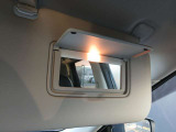 運転席サンバイザーにバニティミラー付き