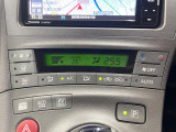 【オートエアコン】一度お好みの温度に設定すれば、車内の温度を検知し風量や温度を自動で調整。暑い&hellip;寒い&hellip;と何度もスイッチ操作をする必要はありません。快適な車内空間には必須の機能ですね♪
