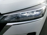 LEDヘッドランプ。夜間ドライブ安心。ハイビームアシスト。ヘッドランプのハイビームとロービームを自動切り替え。常に良好な前方視界の維持をサポート。