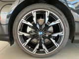 アウトバーンの走行を見据えたBMWの足回りは高い走行性能にこだわりが御座います。