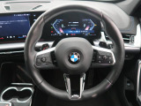 BMWのステアリングのリムは、一般的なものより少し太めにデザインされています。 これはタイヤやステアリングシャフトなどを介して伝わる路面からの入力を、しっかりと把握するためです。