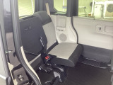 後席座面を跳ね上げれば、背の高い荷物やベビーカーなども立てたまま積み込める便利なスペースとして活用できます。