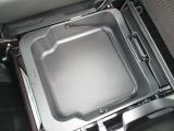 助手席下部には持ち運び可能な収納BOXが御座います★