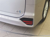 コーナーセンサーを車の前後に装備。障害物までの距離に応じて警告音を変えてお知らせ。縦列駐車時や駐車場・車庫などでの取り回しをサポートします。詳細は販売店スタッフまでお尋ねください。