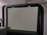 後席にお乗りの方が眩しくないように日差しを軽減する格納式リヤドアサンシェードが付いてます