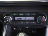 オートエアコンが付いています!1年中快適な室内を提供。車内温度を設定すると風量を自動で調整してくれます。