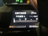 【マルチインフォメーションディスプレイ】燃費や航続可能距離などを表示し、走行中の情報確認がしやすい装備です。