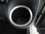 運転席にカップホルダーを装備しております。.