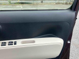 *キズ・臭い・その他情報* 運転席ドアの内側にペットの爪によるものと思われるひっかきキズが複数あります。