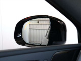 ドアミラーの鏡にはLEDが組み込まれており、車両両脇の後方から車両が接近した際には点滅して知らせることが可能です