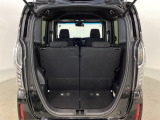 開口部も広く荷物の積み下ろしもしやすいお車となっております。シートの背もたれは5:5の割合で背もたれを可倒でき、前後のシートスライドもできるので荷室をひろげることができます。