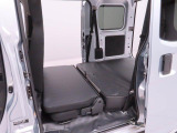 シートアレンジでフラットな荷室を作ることができ、荷物の積載にも便利です。