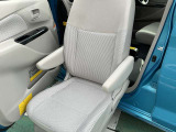 助手席には左右ともアームレストがついていますので乗車時や乗り降りの際にも安心ですね。