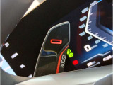 【ハンドル】ドライバーとBMW車の一体感がダイレクトに伝わるステアリングホイール。形状・太さへの拘りに加えて、操作性を高める為にスイッチ類も配置。クイックかつ安定のドライビングを体感下さい!