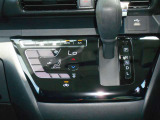 車内の室温を自動で一定に保ってくれる便利なオートエアコンが付いています。温度を設定するとクルマがエアコン噴出し温度を上げたり下げたり風量を変えたりしてくれるので運転に集中が出来ます。