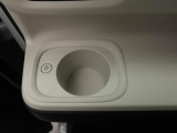 カップホルダーは運転席や助手席からちょうど手の届く位置です!!