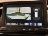 リバースギアに入れるだけで後方の表示へ切り替わります。夜間や雨の日の駐車も楽になりますよ。
