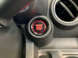 【ENGINE START/STOP】スマートキーをポケットやバッグに入れたままで、キーを差し込むことなくボタンを押すだけでエンジンが始動します。
