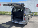 大きく開くバックドアで荷物の出し入れもスムーズに!